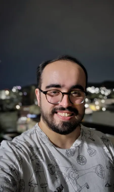 Selfie de homem branco com barba e de óculos tirada de dia no Galaxy S25 FE