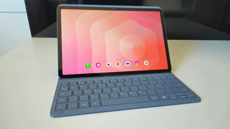 Galaxy Tab S11 apoiado em capa com teclado em cima de mesa branca