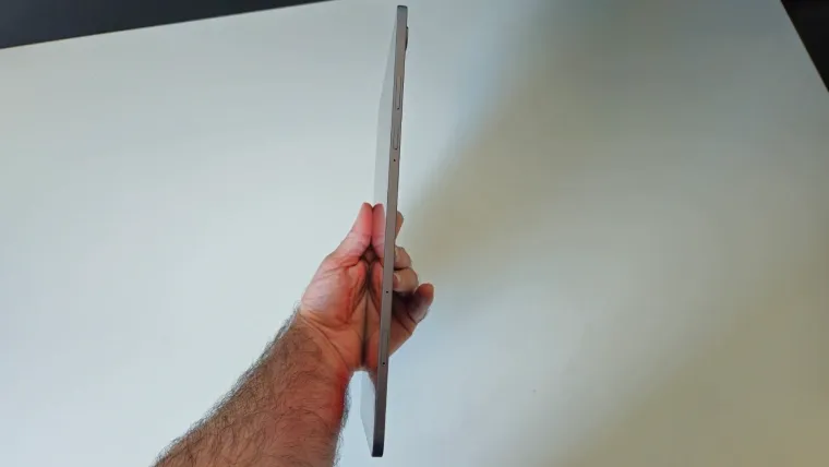 Galaxy Tab S11 sendo segurado de lado para demonstrar sua finura