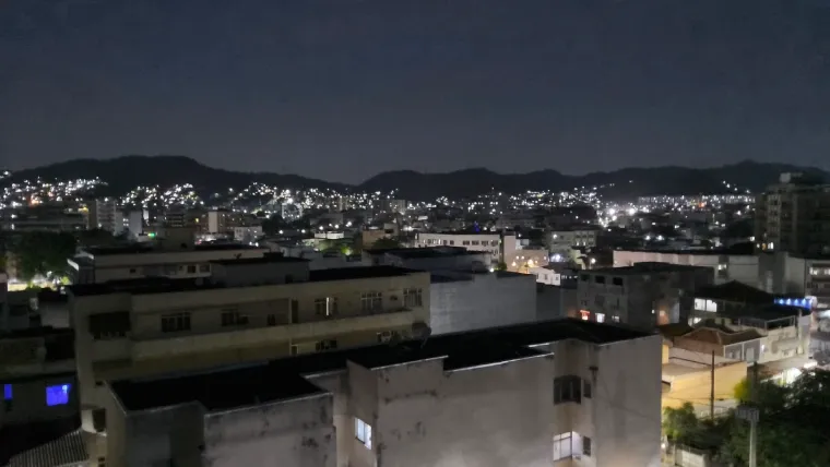 Foto de paisagem urbana de noite, tirado com a câmera traseira do Galaxy Tab S11