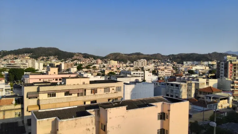 Foto de paisagem urbana de dia, tirado com a câmera traseira do Galaxy Tab S11