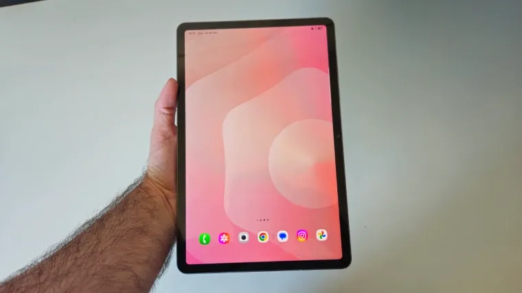 Tablet Samsung Galaxy Tab S11 sendo segurado com a tela ligada