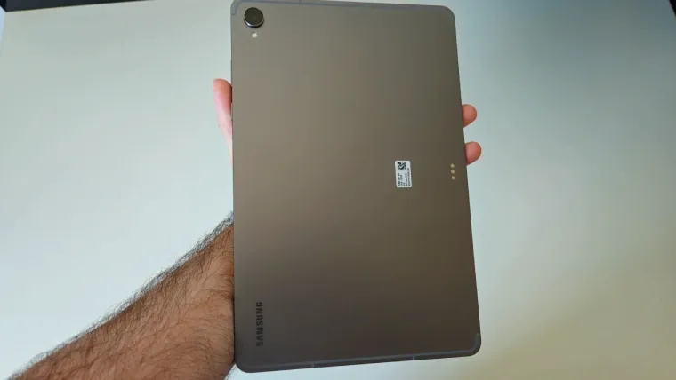 Parte traseira do Galaxy Tab S11, na cor cinza