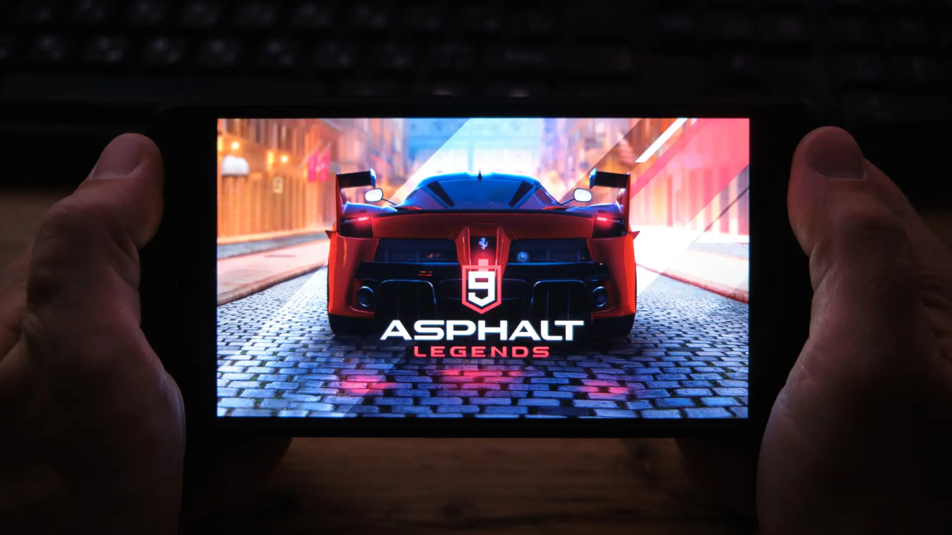 Celular exibindo tela do jogo Asphalt Legends 