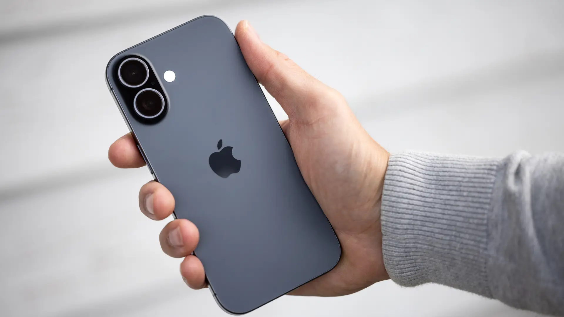 Uma pessoa segura um iPhone com apenas uma mão 