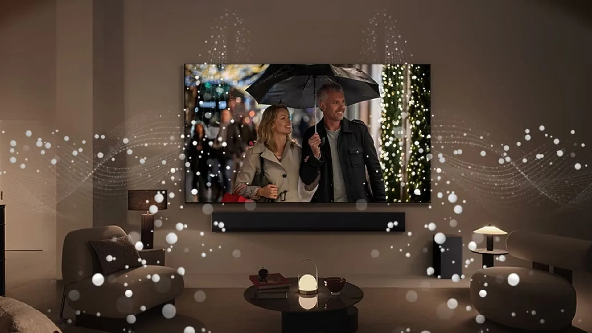 Casal assistindo à TV LG OLED G4 em sala escura, com ondas sonoras ao redor da tela