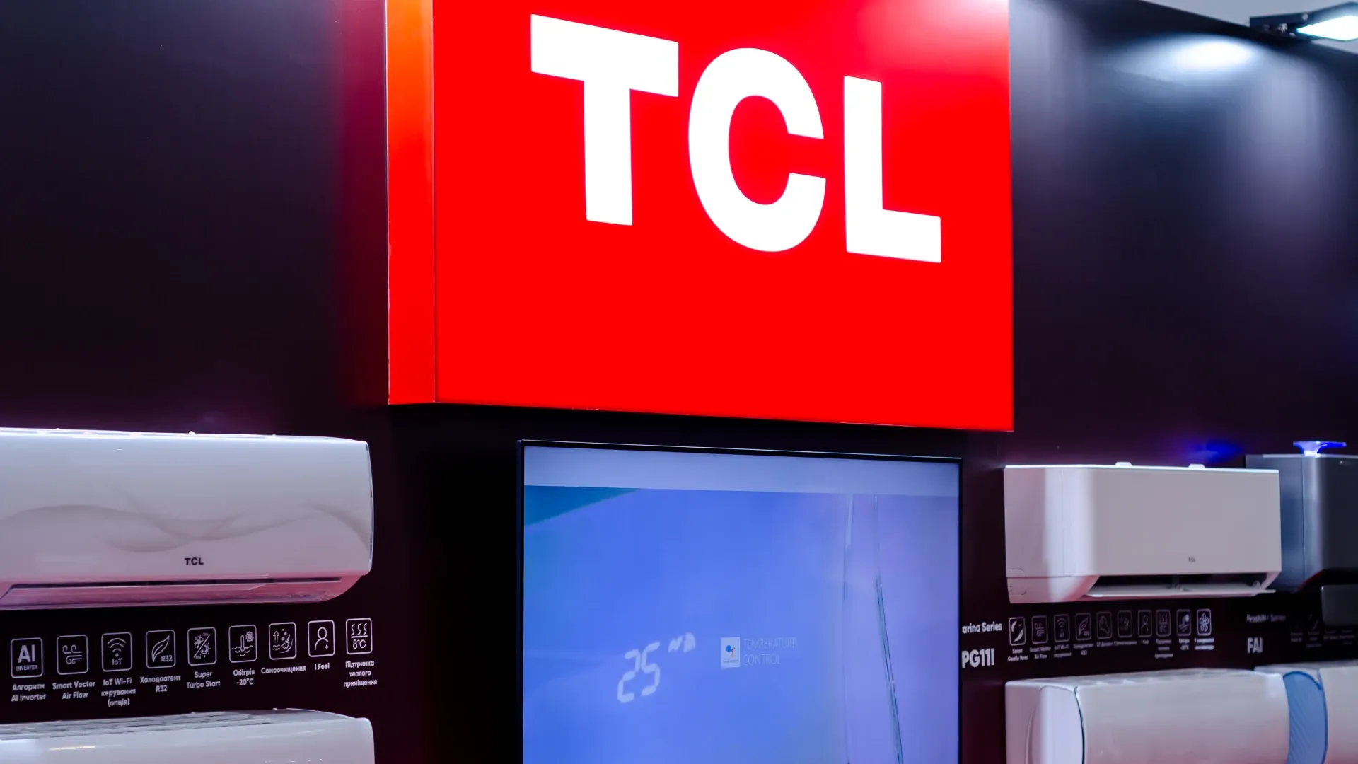 Imagem de um estande da TCL com vários modelos de ar-condicionado