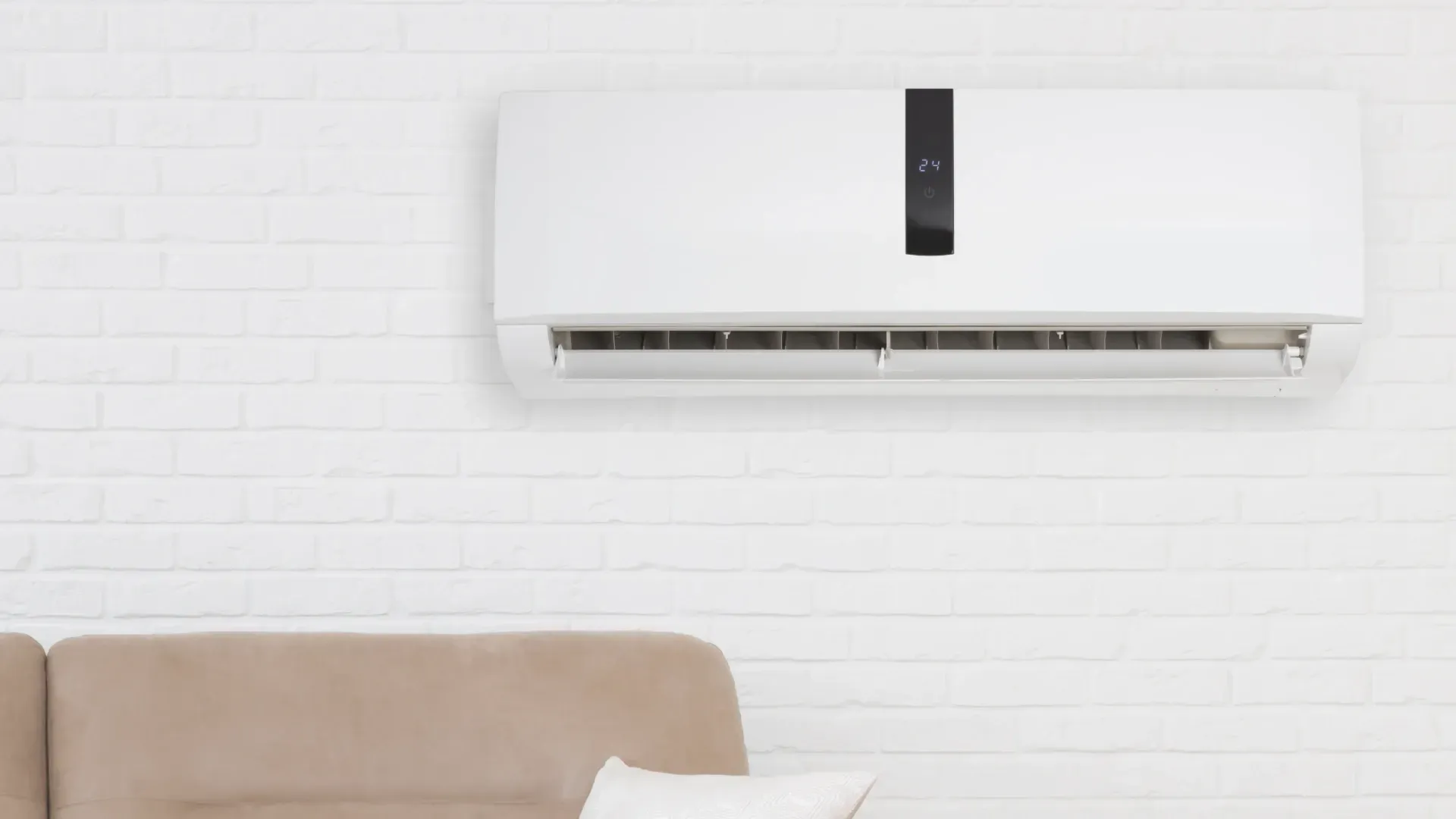 Imagem de uma sala com destaque para o ar-condicionado spit instalado na parede