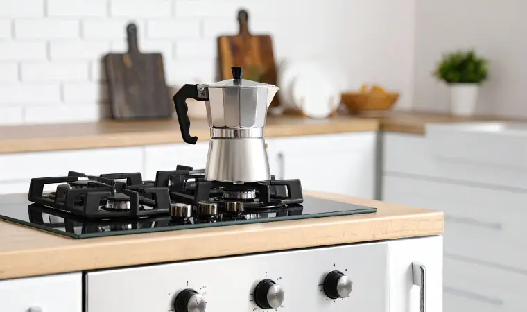 Uma chaleira em cima de um fogão Continental