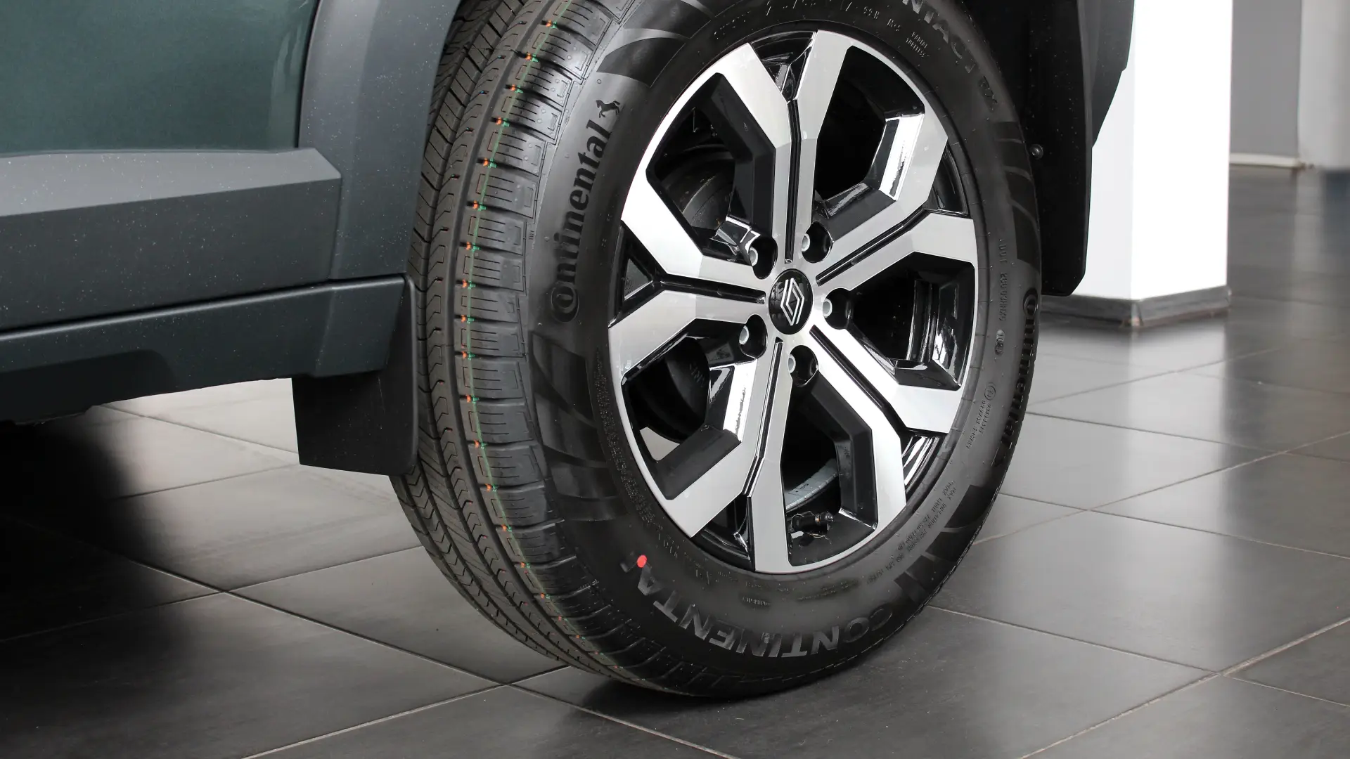 Imagem mostra detalhes de um carro e um pneu da marca Continental