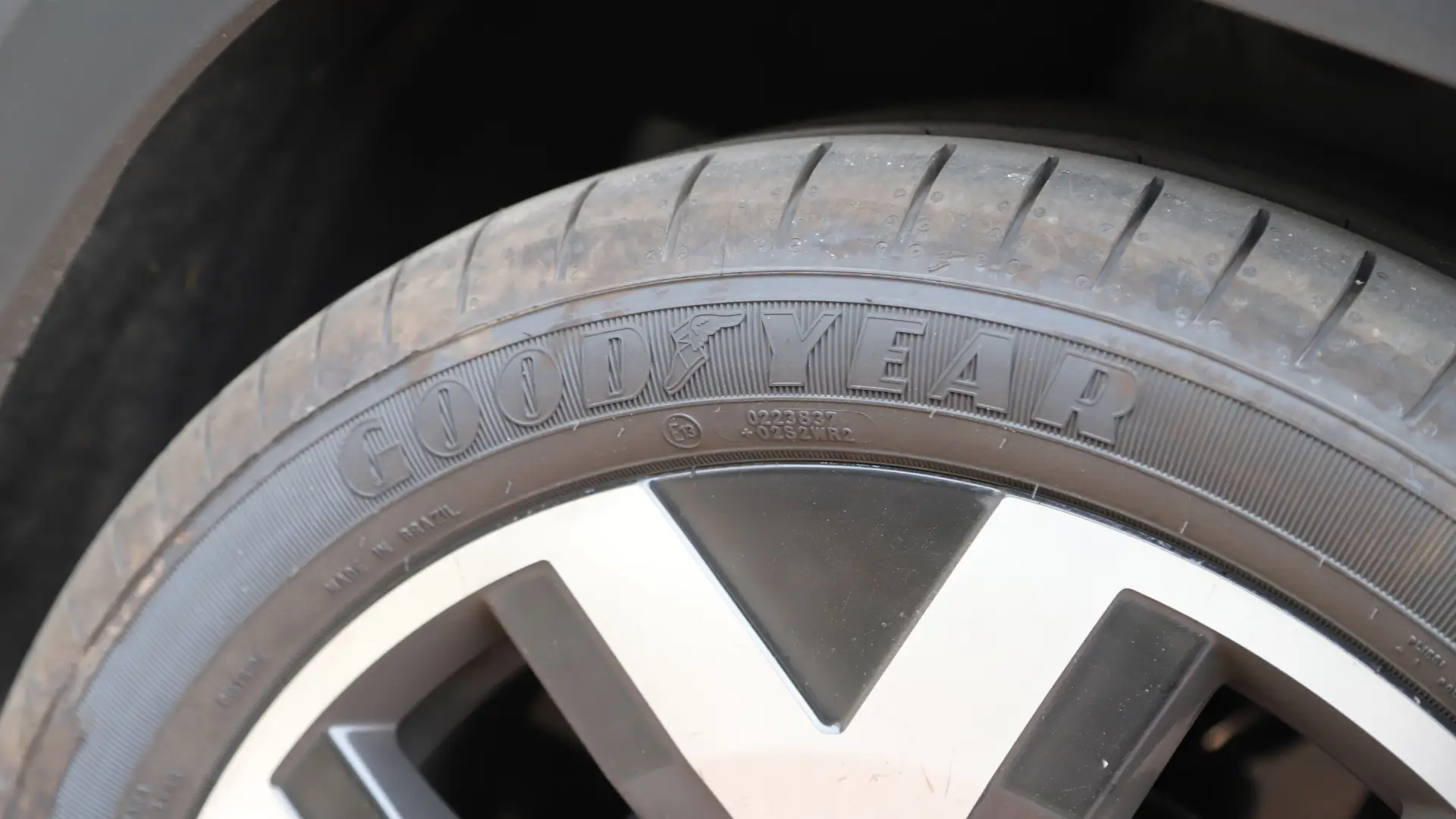Imagem mostra detalhes de um pneu da marca Goodyear