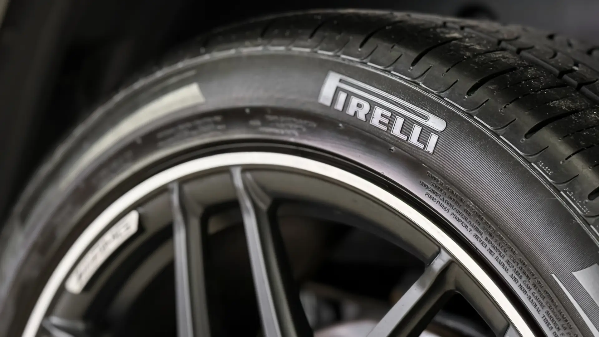 Imagem mostra detalhes de um pneu da Pirelli