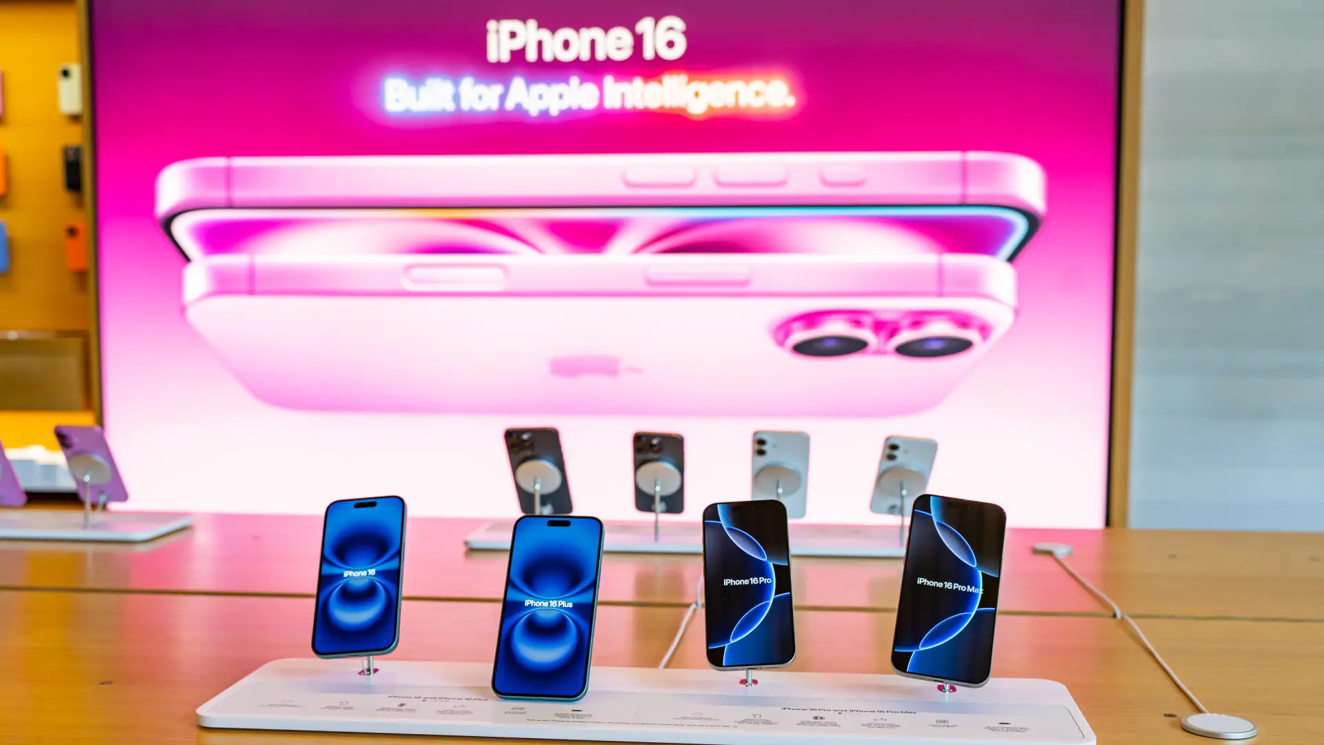 Imagem de uma vitrine de exposição com quatro modelos da linha de iPhones 16  