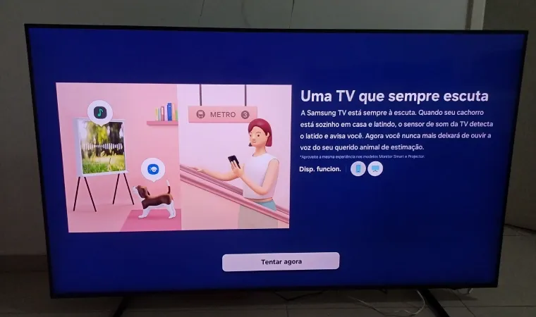 TV Samsung Neo QLED 4K QN1EF exibindo a função Pet Care.