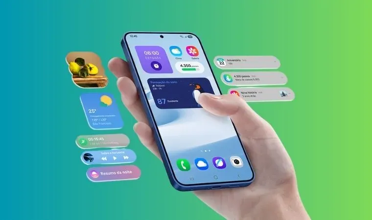 magem mostra a mão de uma pessoa segurando um celular, que está com a tela ligada. Ao lado estão diversos gadgets do celular