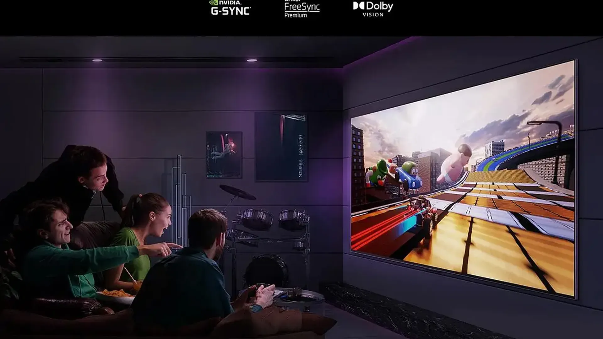 Imagem da LG OLED C3 em uma sala escura com pessoas assistindo a um jogo de corrida exibido na tela em alta definição.