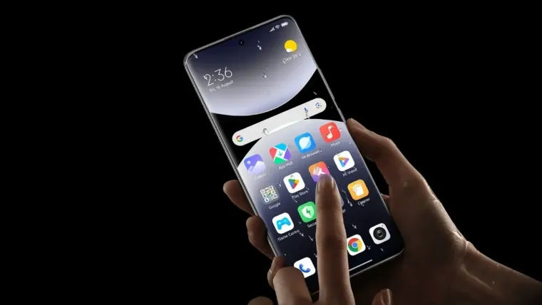 Pessoa usando o Redmi Note 14 Pro 5G, destacando sua tela AMOLED vibrante