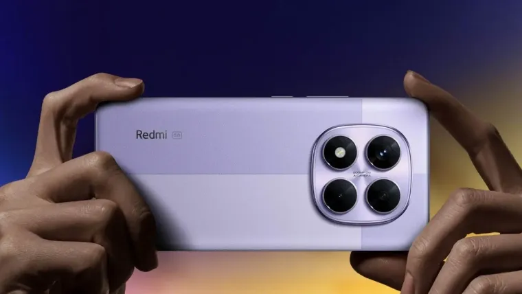 Imagem de uma pessoa segurando o Redmi Note 14 Pro 5G com foco no conjunto de câmeras