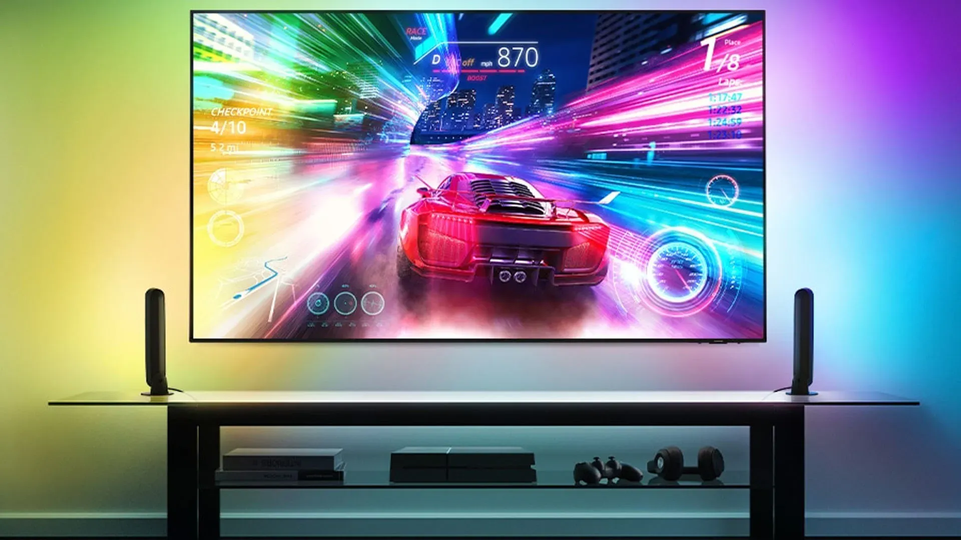 Imagem da TV Samsung 65 Q7F QLED 4K exibindo jogo de corrida com luzes neon, instalada sobre rack com iluminação ambiente