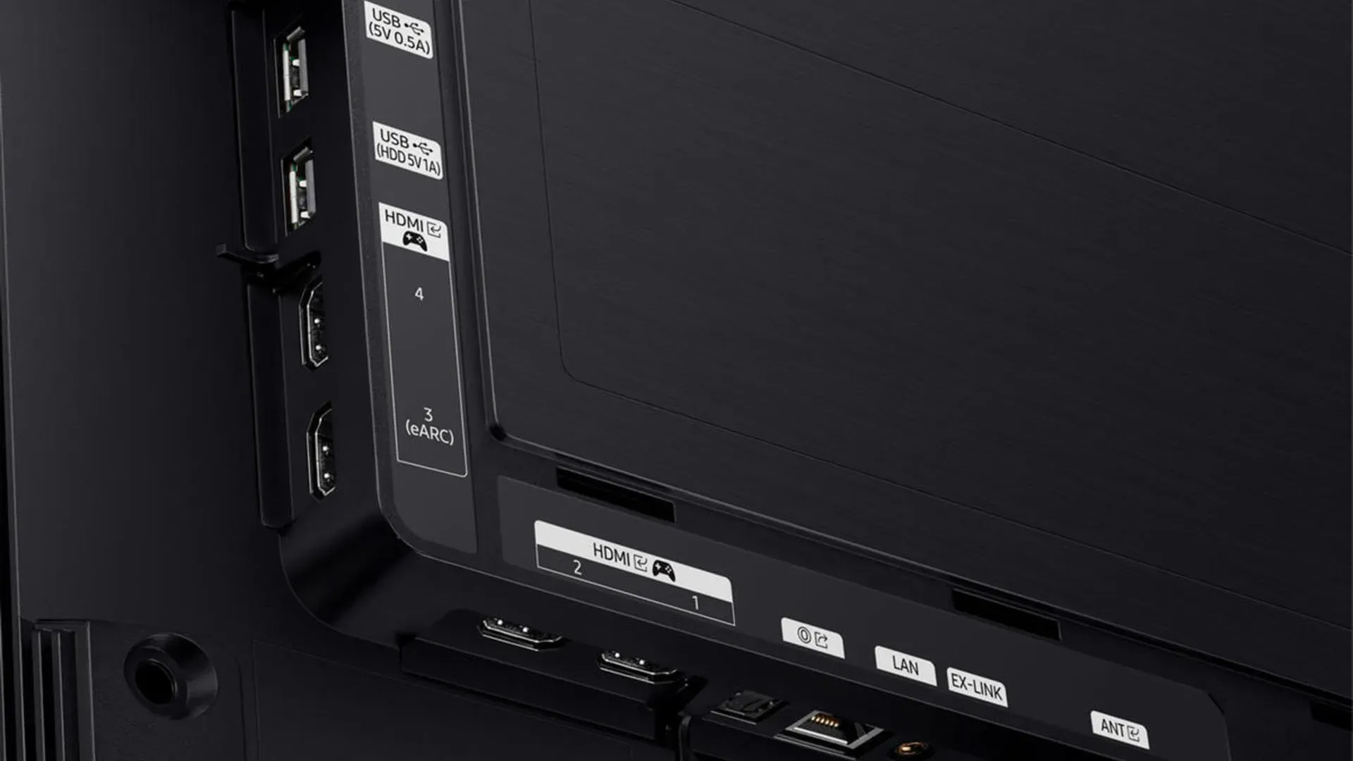 Imagem do detalhe das portas HDMI, USB e LAN na traseira da TV Samsung OLED S90C, com etiquetas de identificação visíveis