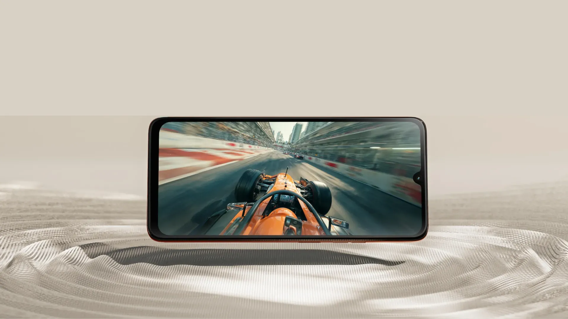 Tela do Moto G06 exibindo corrida de Fórmula 1 em alta definição