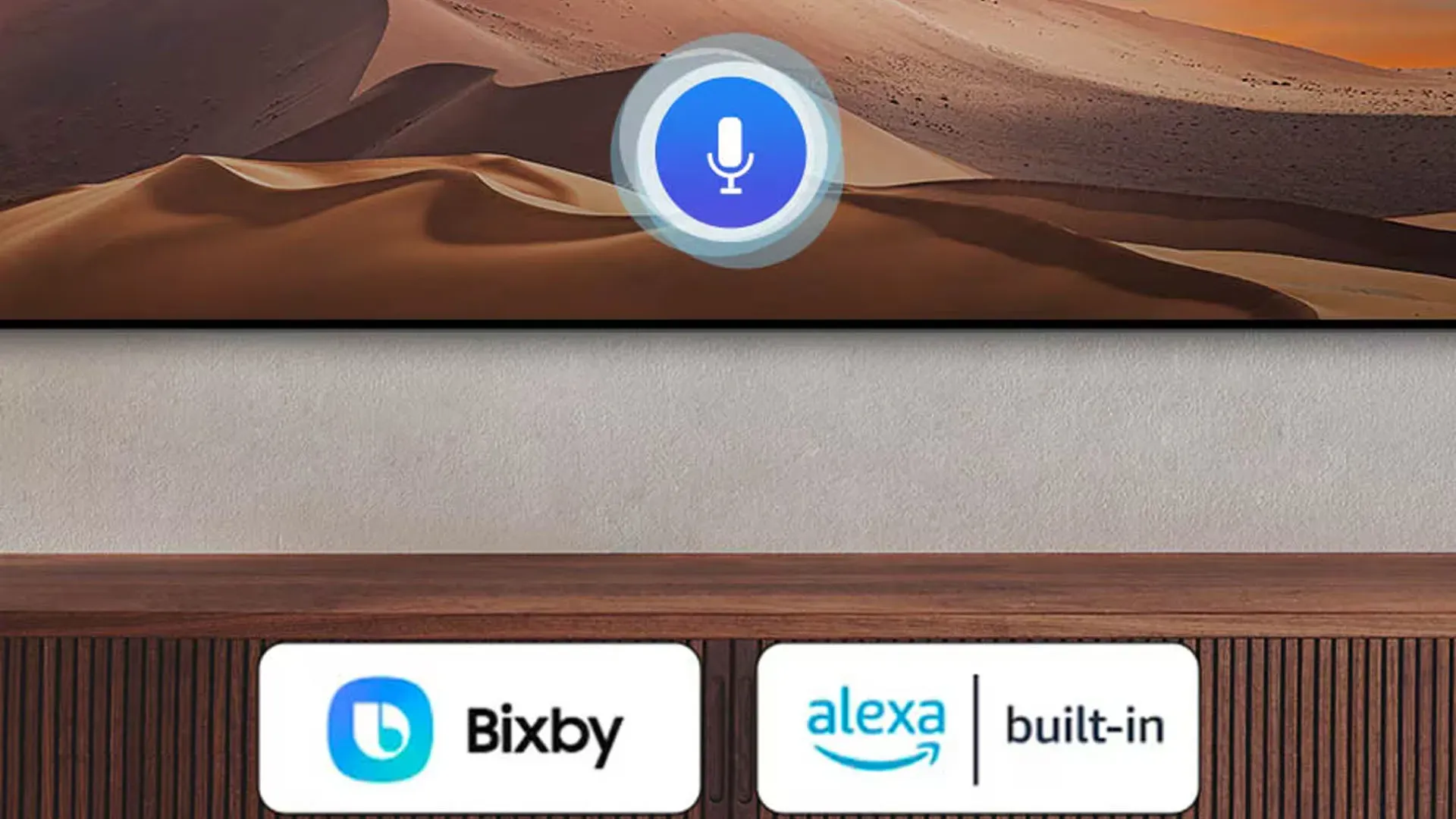 Detalhe da TV Samsung Q65D com ícones dos assistentes Alexa e Bixby destacados sobre fundo marrom