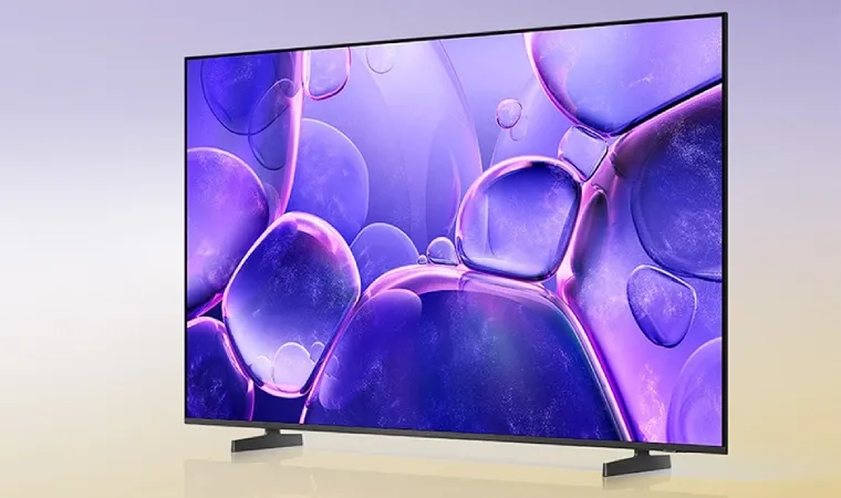 Imagem ilustra TV Samsung Crystal 4K 65 polegadas em um fundo lilás