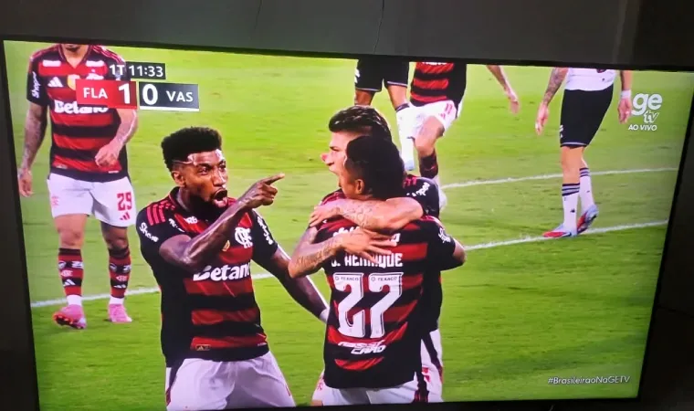 Jogadores do Flamengo comemorando um gol na partida entre Flamengo e Vasco.