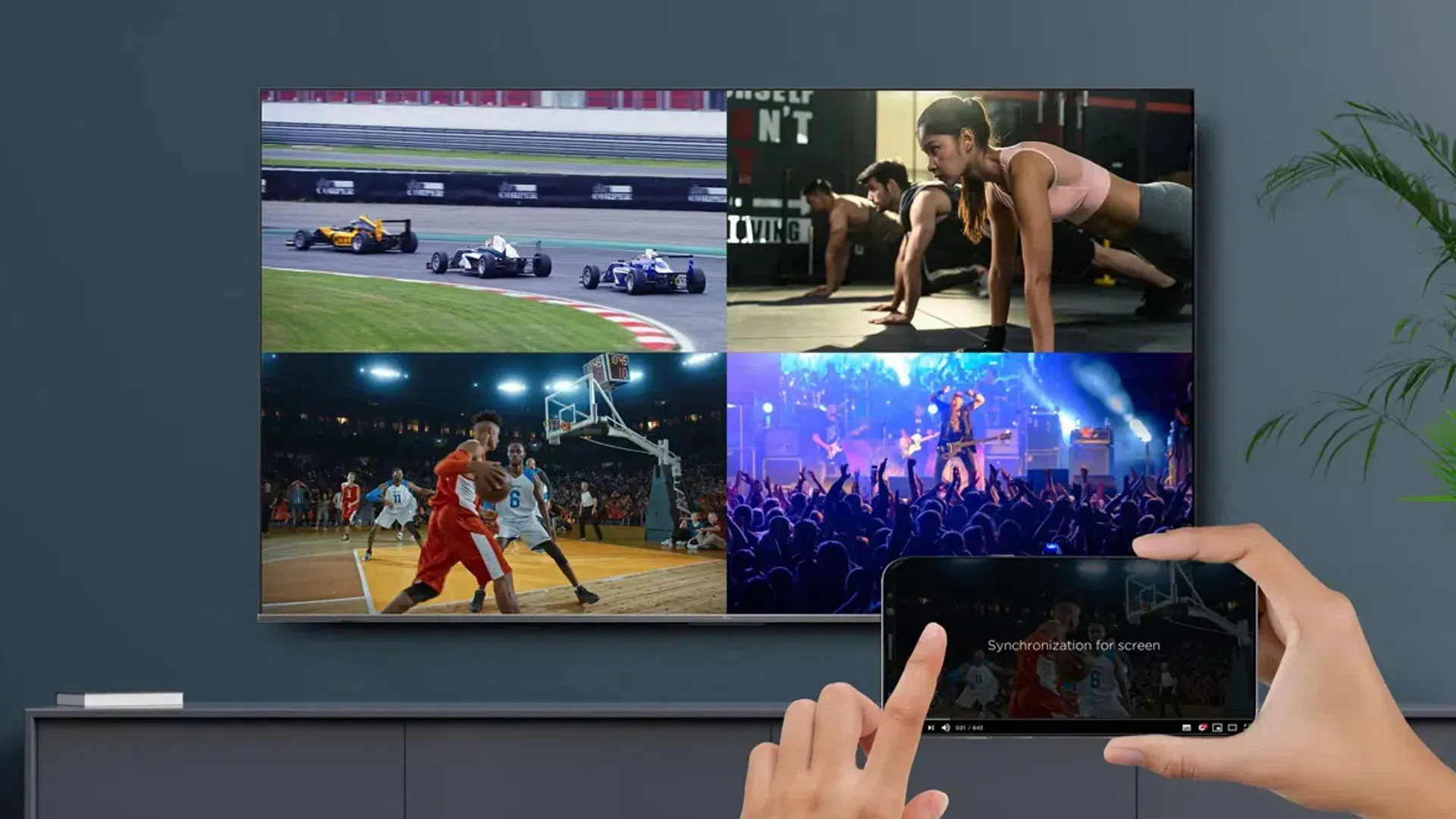 Imagem TV TCL C755 exibindo quatro vídeos diferentes na mesma tela, com pessoa controlando pelo smartphone.