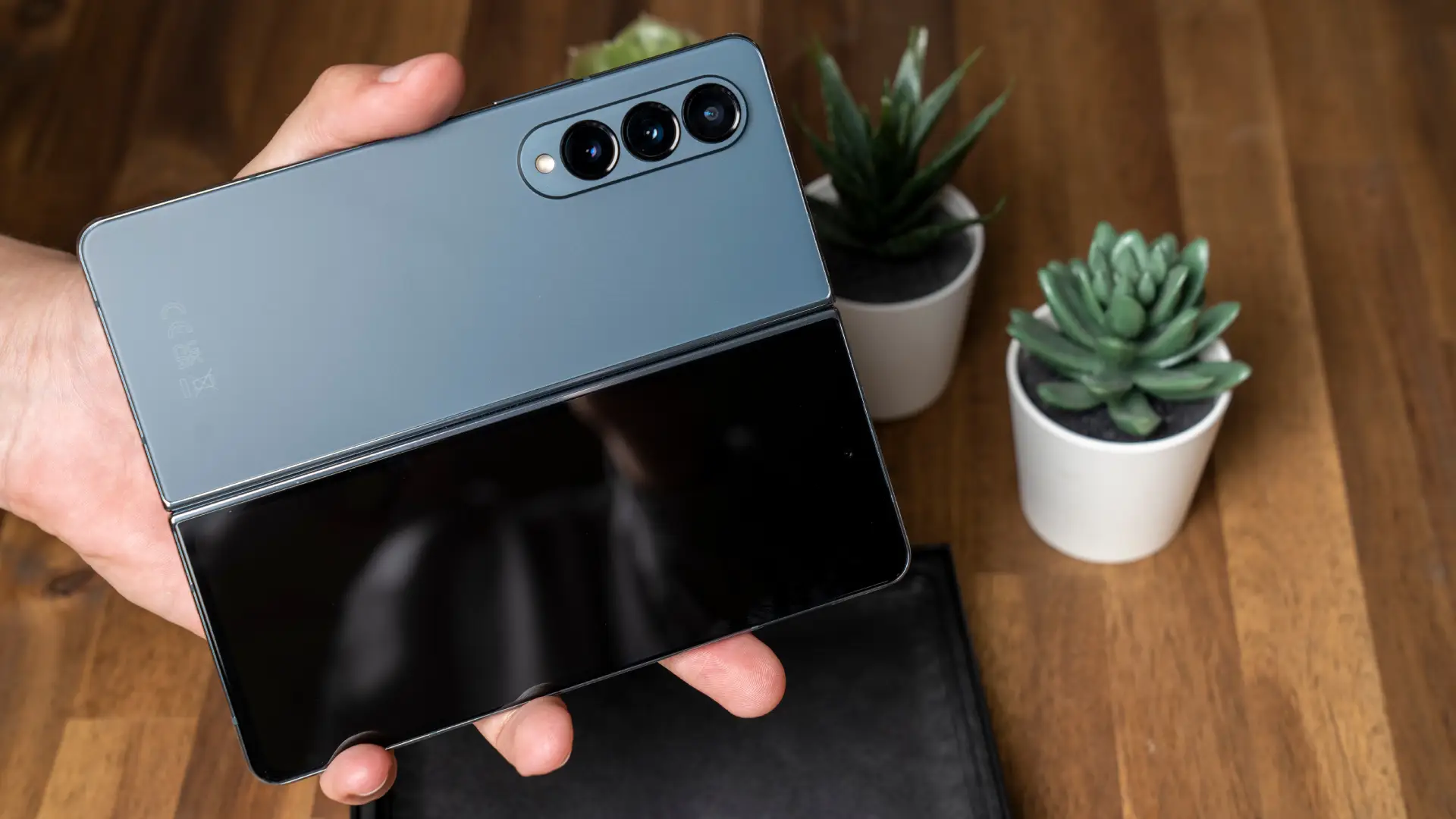 Imagem de uma pessoa segurando o Galaxy Z Fold aberto