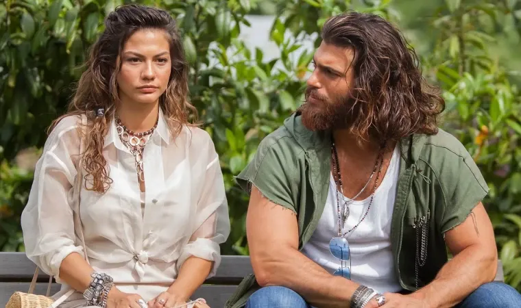 divulgação da novela turca A Sonhadora, com Sanem e Can sentados lado a lado em um banco ao ar livre. 
