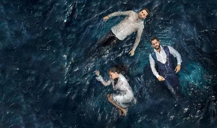 divulgação da novela turca Amor Sem Fim, com três personagens deitados sobre a água em uma composição simbólica.