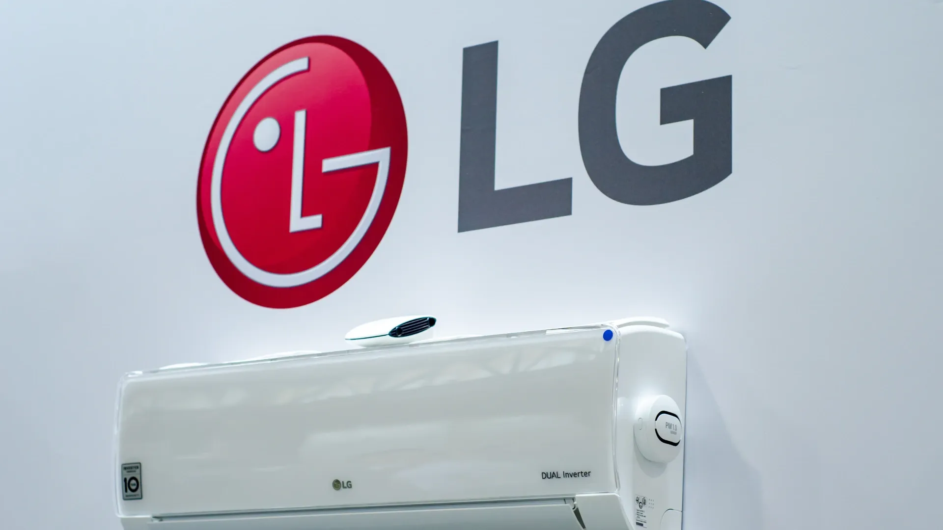 Logo da marca LG em cima de um aparelho de ar-condicionado na parede