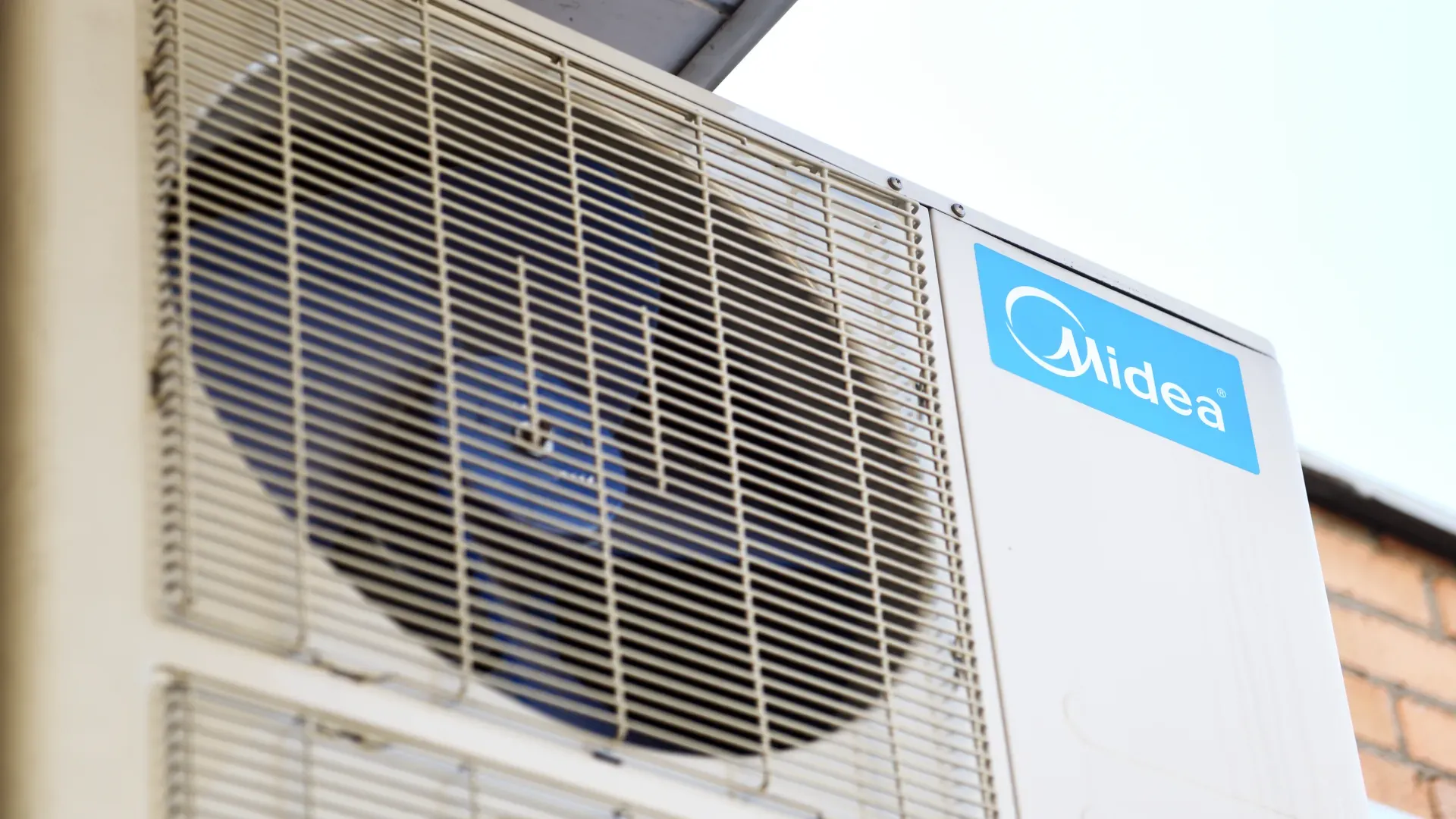 Unidade externa de ar-condicionado Midea instalada em parede
