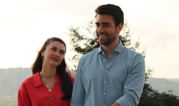 divulgação da novela turca Armadilha do Amor, com Ayşe e Kerem sorrindo ao ar livre diante de um fundo de natureza.