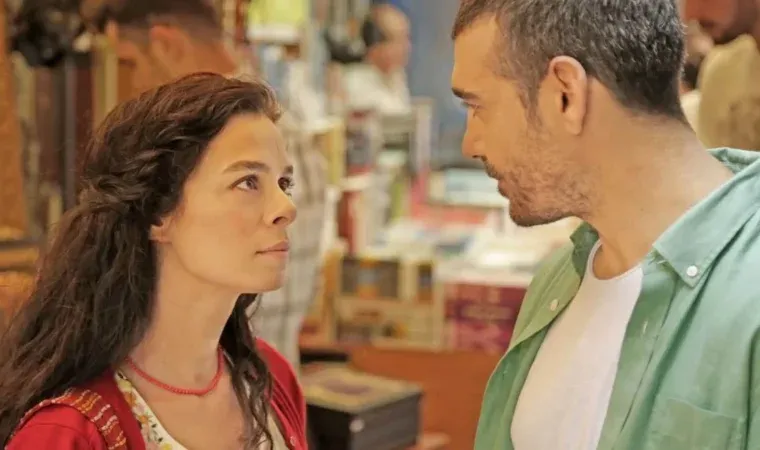 divulgação da novela turca Força de Mulher, com Bahar e um homem se olhando com emoção em um cenário de rua.