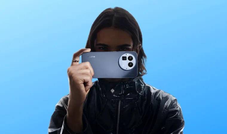 Imagem mostra uma pessoa segurando um celular na horizontal