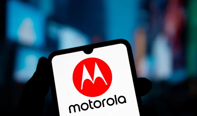 Imagem de um celular com a logo da Motorola na tela