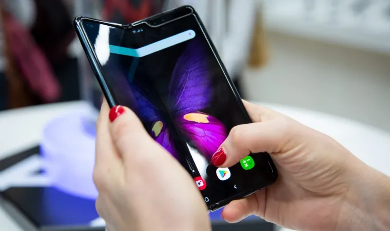 Uma pessoa segura um telefone da Samsung com as duas mãos