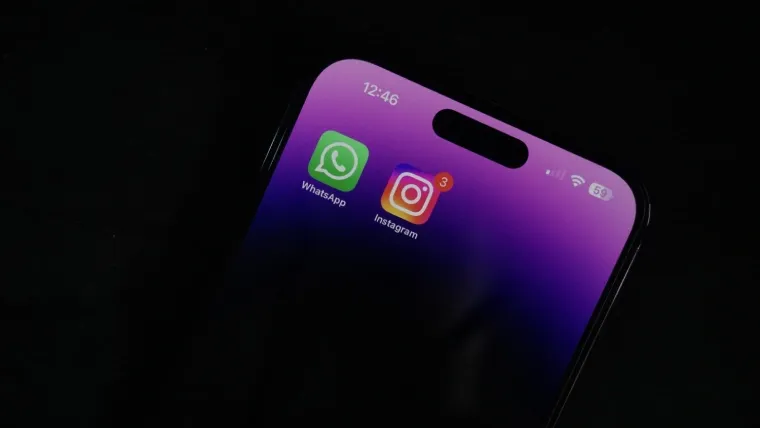 Um celular mostrando o WhatsApp e o Instagram na tela