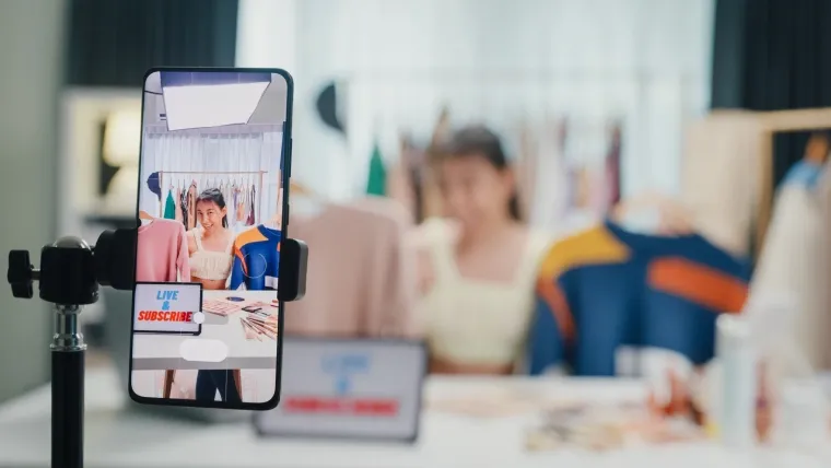Criadora de conteúdo fazendo uma live no TikTok, divulgando produtos
