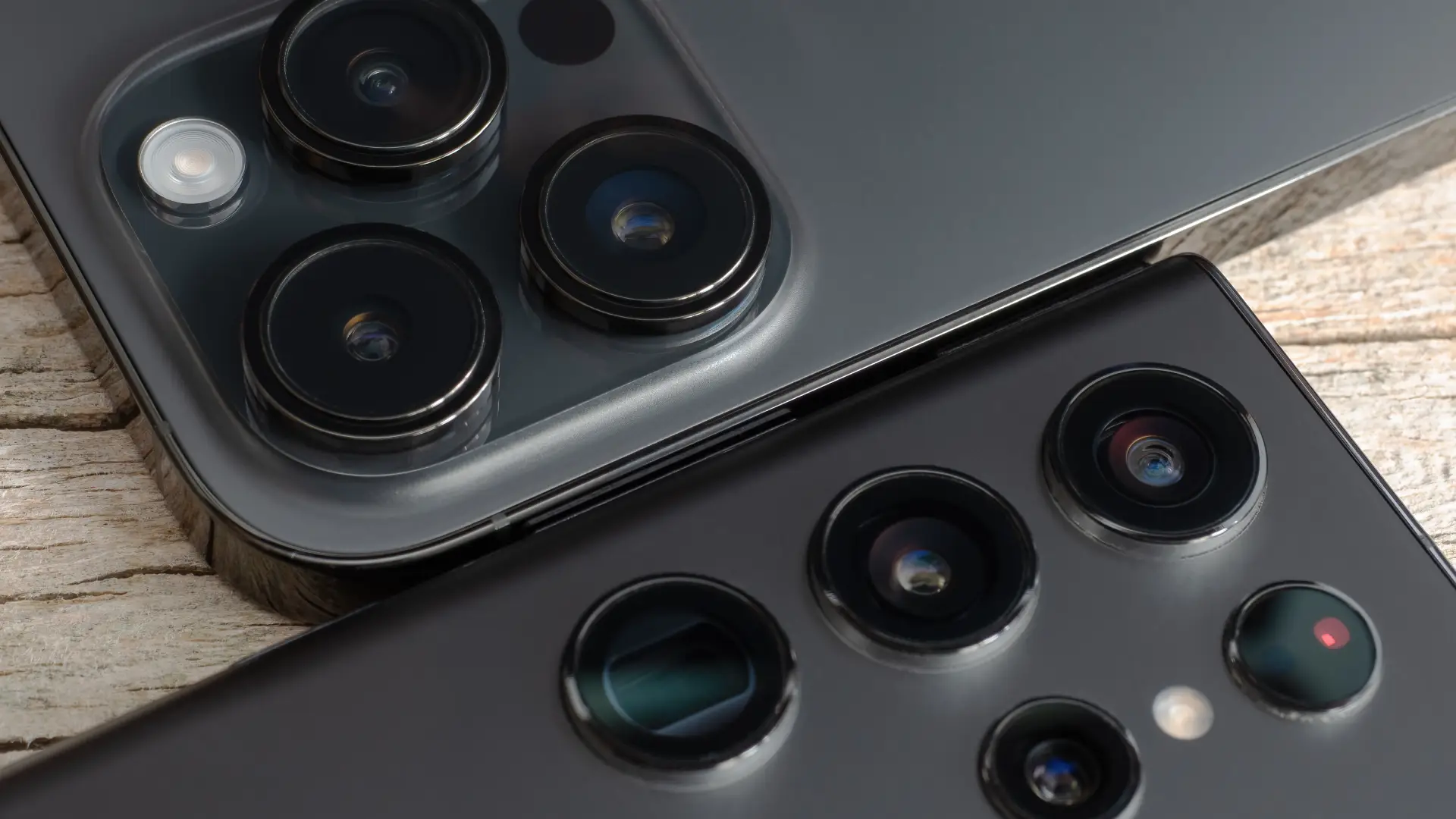 Dois celulares iPhones estão lado a lado