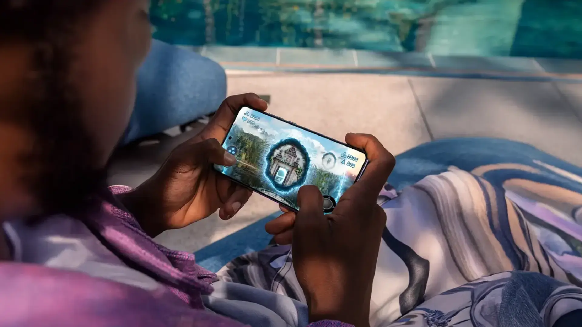 Pessoa segurando o Moto G86 na Black Friday enquanto joga próximo a uma piscina