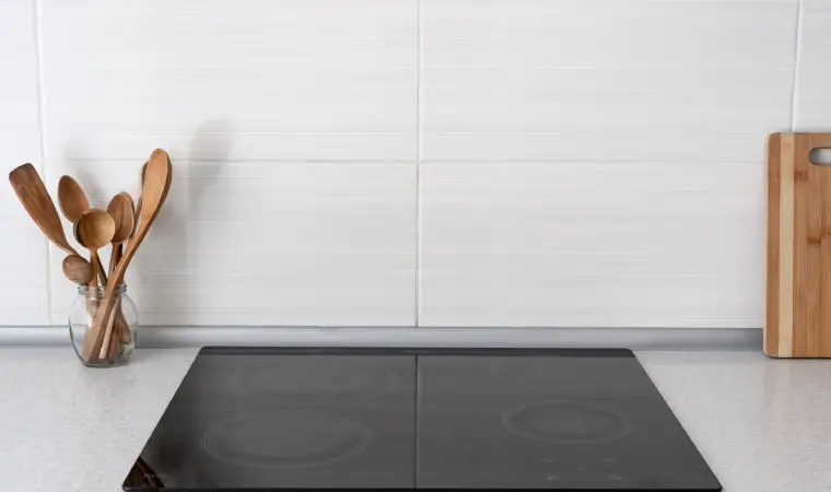 Cooktop de vidro em uma bancada de cozinha.