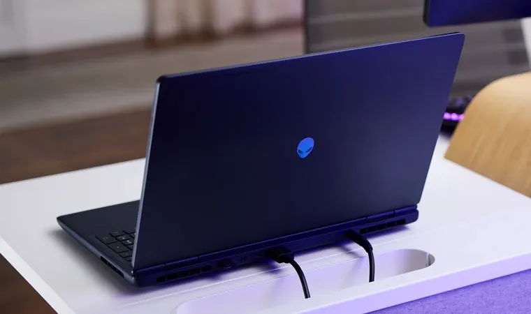 Foto do notebook gamer Dell Alienware 16 Aurora aberto de costas sobre uma mesa exibindo o logo da marca Alienware, uma pequena cabeça de alienígena