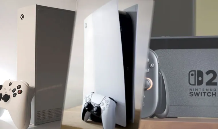 Imagem dividida em três partes com o Xbox Series S à esquerda, o PlayStation 5 no centro e o Nintendo Switch 2 à direita, todos sobre mesas de madeira