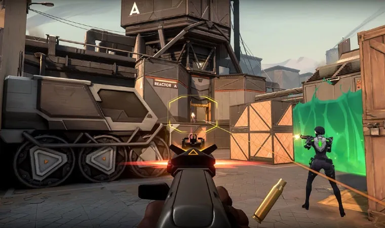 Imagem do jogo Valorant em primeira pessoa mostrando um jogador atirando contra um adversário junto com um companheiro de time à direita 