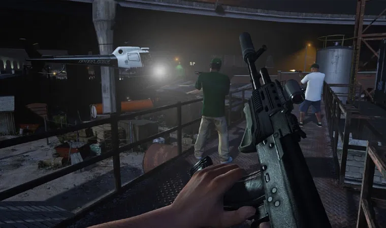 Imagem do jogo GTA 5 em primeira pessoa com o protagonista segurando um rifle de assalto enquanto outros personagens miram contra um helicóptero