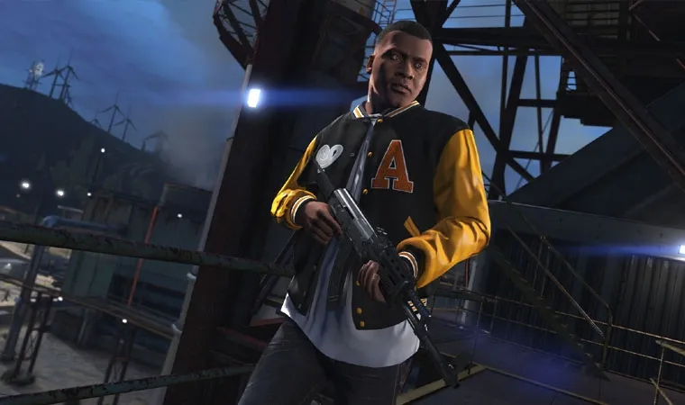 Imagem do jogo GTA 5 exibindo o protagonista Franklin segurando um rifle em uma área isolada à noite 