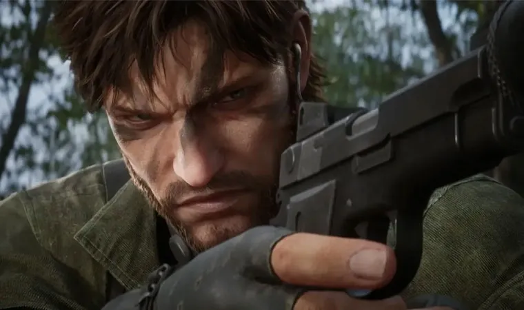 Imagem do jogo Metal Gear Solid Delta: Snake Eater mostrando o personagem Naked Snake camuflado em meio a uma floresta e apontando uma arma em direção à câmera
